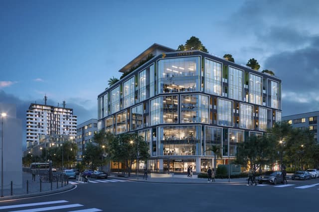 Tòa nhà văn phòng với mặt đứng kính được chiếu sáng vào ban đêm — Plaschem Building, Hà Nội, Việt Nam